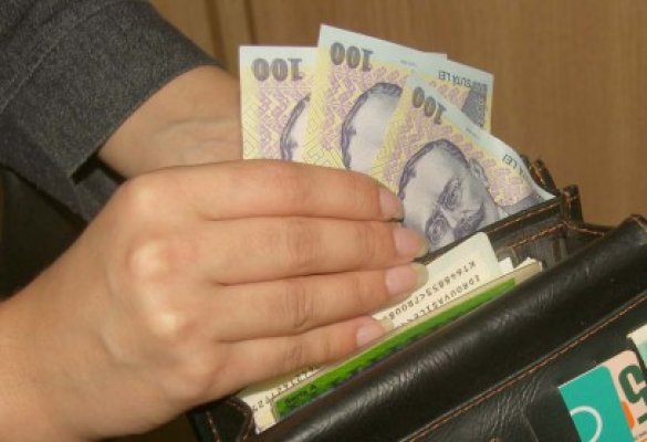 981 lei, primă de Paşte